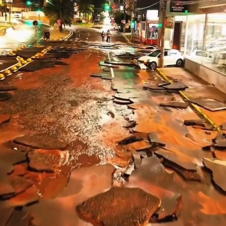 Chuva destrói avenida Nações Unidas e arrasta veículos em Bauru