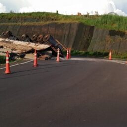 Caminhão tombado em alça de acesso ainda causa interdição parcial na SP-333