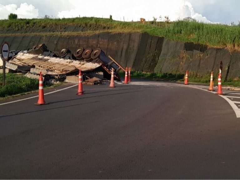 Caminhão tombado em alça de acesso ainda causa interdição parcial na SP-333