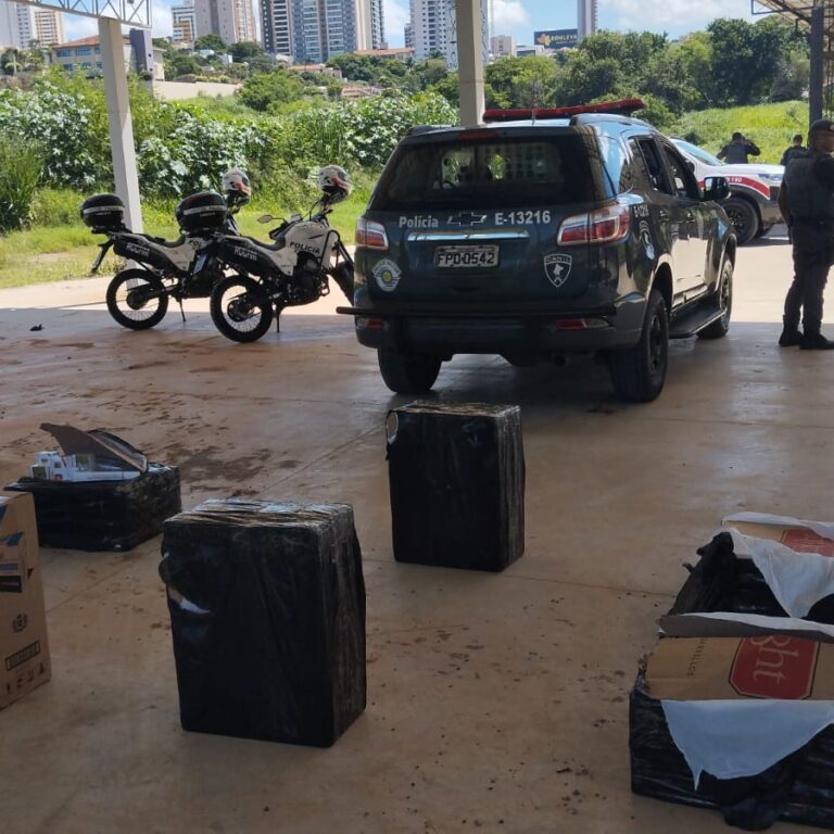 PM aborda suspeitos em micro-ônibus; ação  apreende maconha, cigarros e munições