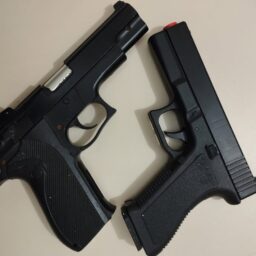 Armas falsas são apreendidas com menores perto de escola em Vera Cruz