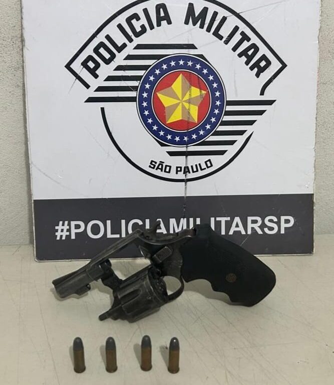 Homem é preso por porte ilegal de arma após tentativa de fuga em Garça