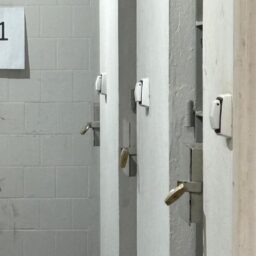 Motorista de aplicativo é rendido com faca e tem carro roubado em Marília