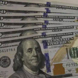 Dólar cai para R$ 5,24 após oscilações no mercado financeiro