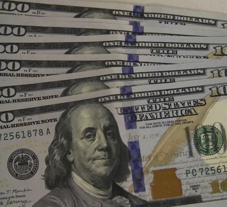 Dólar cai para R$ 5,24 após oscilações no mercado financeiro