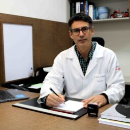 Urologista de Marília alerta para riscos do implante de chip de testosterona
