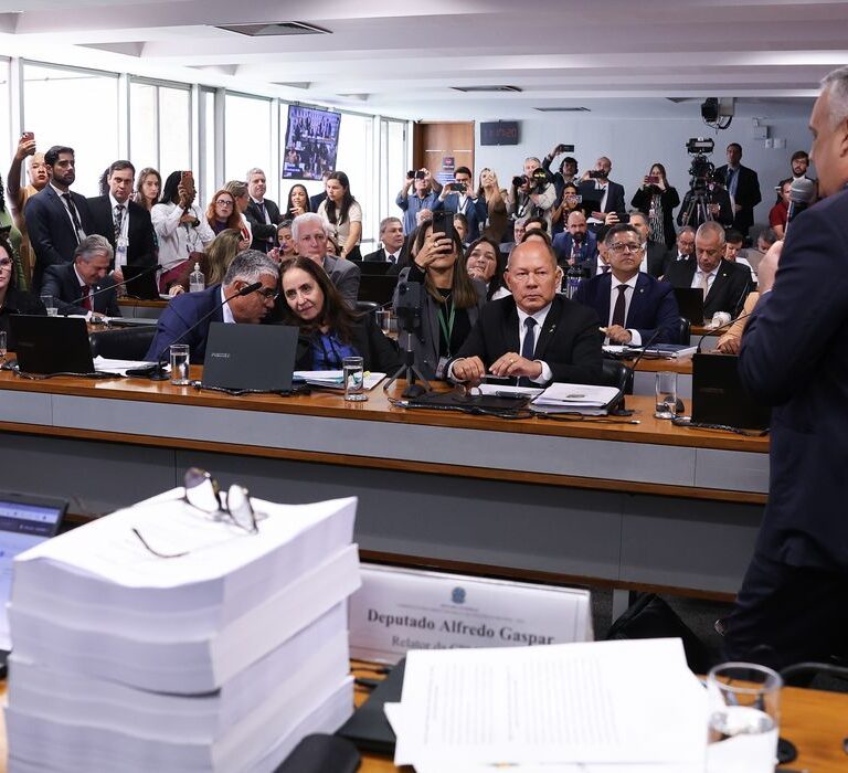 Relatório da CPMI do INSS pede indiciamento de 216 pessoas