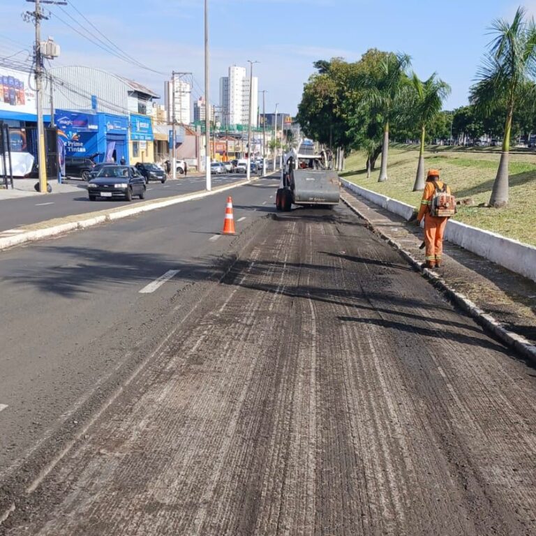 Avenida Tiradentes recebe recape para melhoria no trânsito em Marília