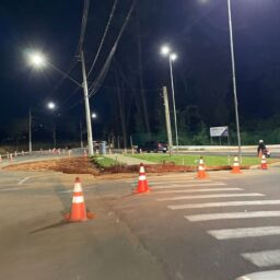 Obras em rotatória atrás do Bosque alteram tráfego e exigem atenção