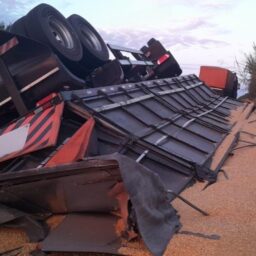 Carreta tomba e derrama carga de milho na SP-333 em Júlio Mesquita