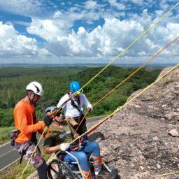 Projeto de rapel adaptado testa inclusão no turismo em Marília