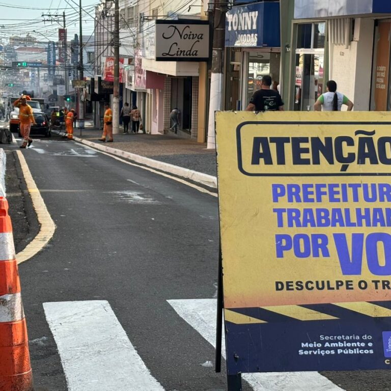 Operação recupera asfalto em trechos da rua São Luiz no Centro de Marília