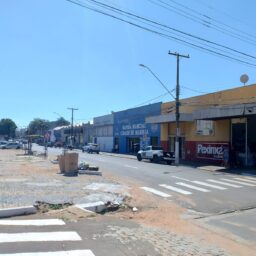 Grupo com facas e arma falsa rouba cozinheiro na região do Bom Prato
