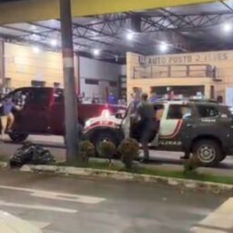 Motorista faz manobras arriscadas e bate caminhonete de luxo em viatura na região