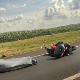 Empresário morre após moto atingir carreta em rodovia da região