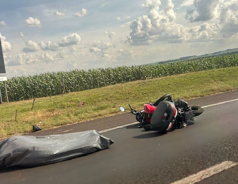 Empresário morre após moto atingir carreta em rodovia da região