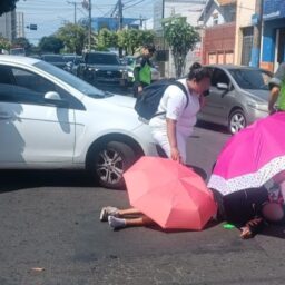 Motociclista de aplicativo fica ferido após acidente no Centro de Marília