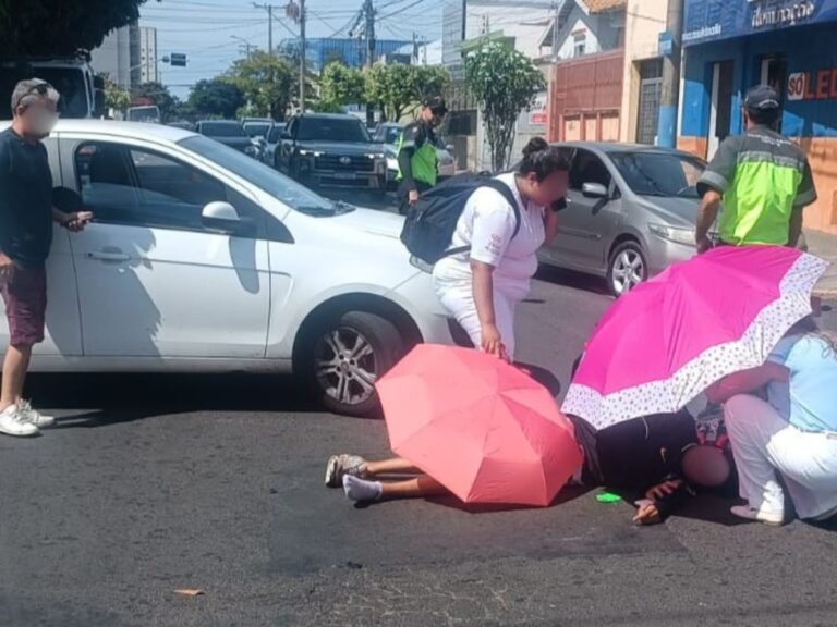 Motociclista de aplicativo fica ferido após acidente no Centro de Marília