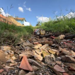 Abandono: rua Bugrinhos tem esgoto a céu aberto e vira risco para moradores