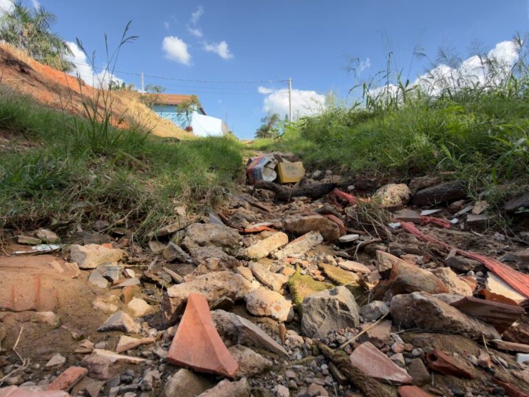 Abandono: rua Bugrinhos tem esgoto a céu aberto e vira risco para moradores
