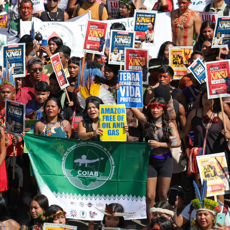 Indígenas de todo o Brasil ocupam a Esplanada dos Ministérios