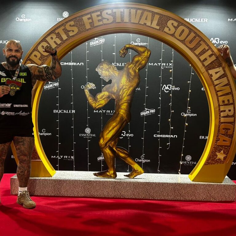 Matheus Guru e Eduardo Arenas são campeões de levantamento terra no Arnold Classic