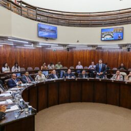 Câmara aprova reajustes a servidores e fixa subsídios para 2029