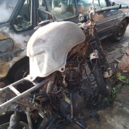 Incêndio destrói carro e moto no Parque dos Ipês; polícia apura ato criminoso