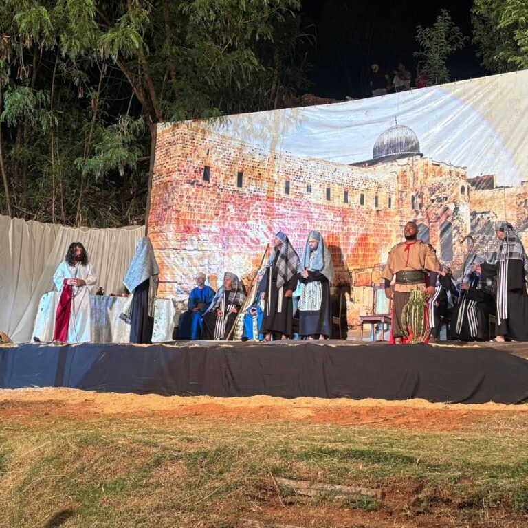 Encenação da Paixão de Cristo reúne milhares de fiéis no Parque do Povo