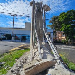 Cidade tem postes destruídos, transtornos no trânsito e energia desligada