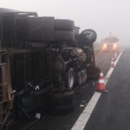 Caminhão aquaplana, tomba e atinge carro na SP-294 em Gália