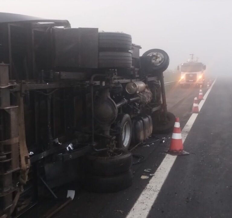 Caminhão aquaplana, tomba e atinge carro na SP-294 em Gália