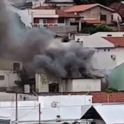 Incêndio atinge casa em Marília e moradores relatam resgate de mulher à força