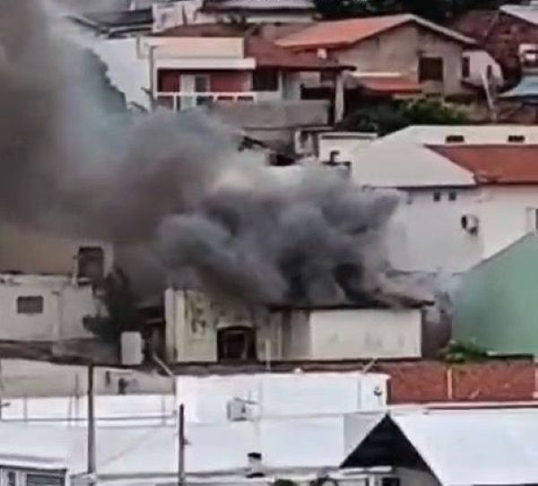 Incêndio atinge casa em Marília e moradores relatam resgate de mulher à força