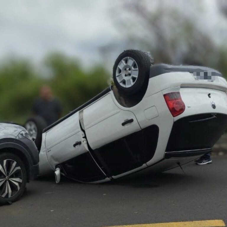 Acidente com capotamento é registrado em cruzamento no bairro Bassan