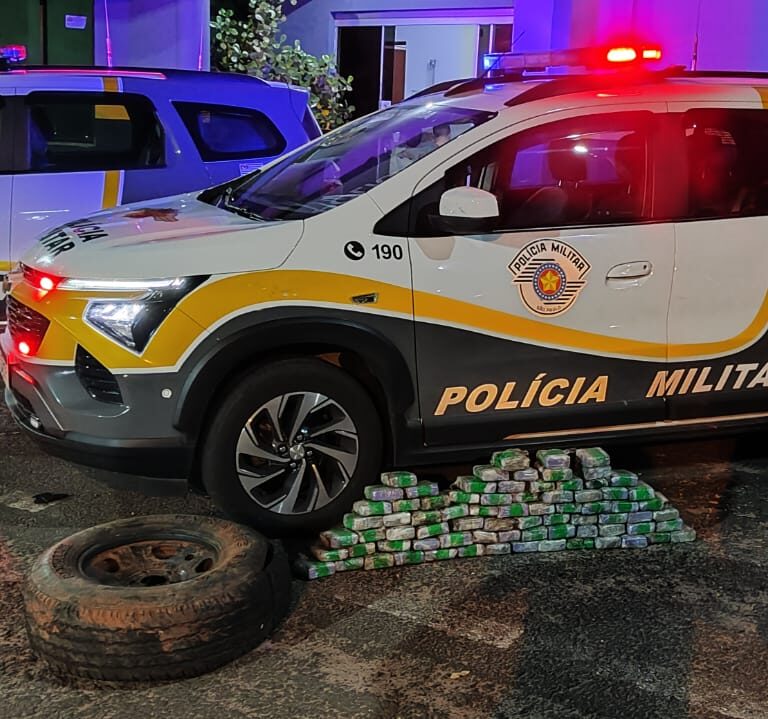 PM Rodoviária flagra tabletes de maconha escondidos em estepe de picape