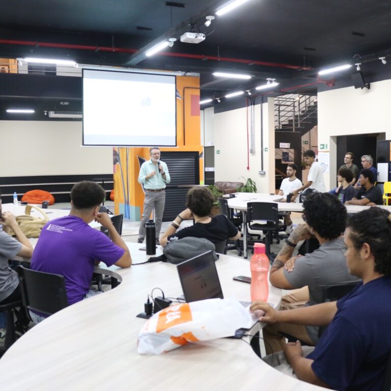 Unimar promove palestra sobre startups com CEO para alunos de TI