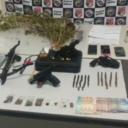 Casal é preso com drogas, armas, munições e dinheiro do crime na zona sul