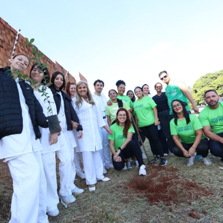 Plantio de árvores marca ação do Abril Verde na UPA norte do HBU