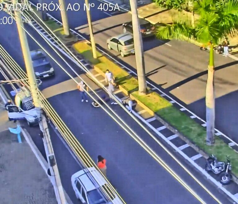 Câmera de segurança capta movimentação em acidente que deixou dois feridos