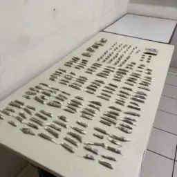 Homem é preso por tráfico durante ação policial na Vila Barros; mais de 200 porções