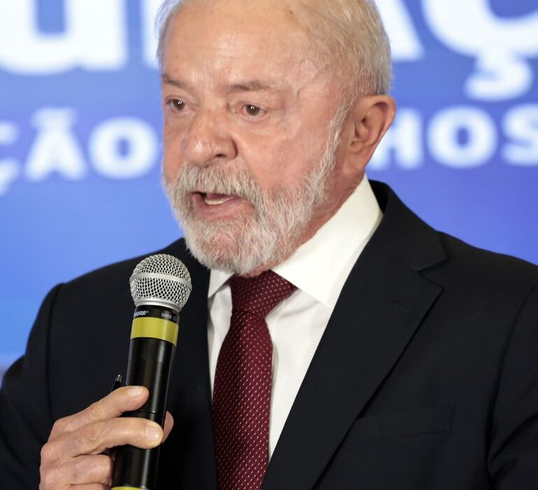 Lula quer incluir inadimplentes do Fies em pacote contra endividamento