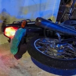 Menor foge de abordagem, bate moto em muro e é levado ao hospital em Quintana