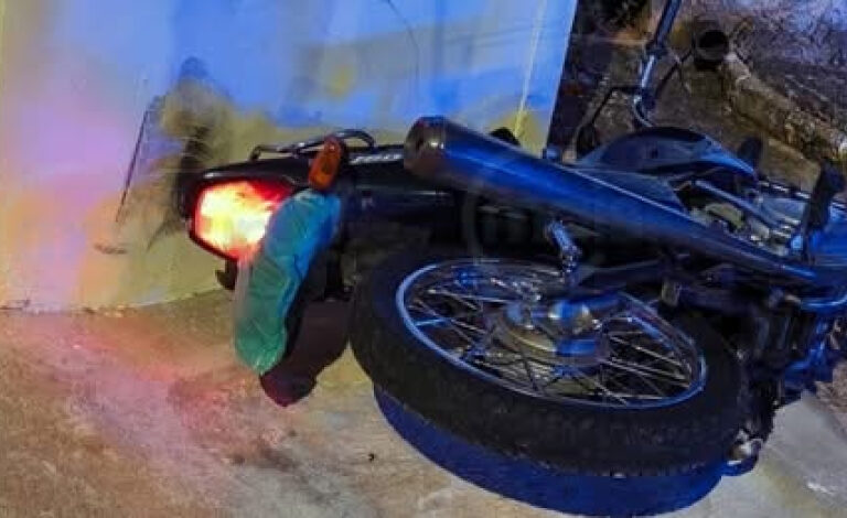 Menor foge de abordagem, bate moto em muro e é levado ao hospital em Quintana