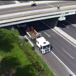 Homem é encontrado morto sob pontilhão de rodovia; polícia apura identidade