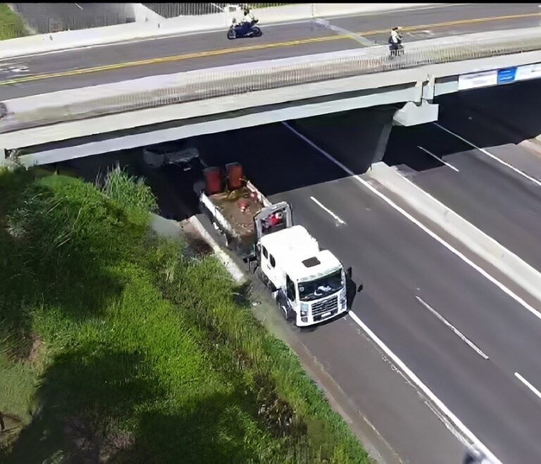 Homem é encontrado morto sob pontilhão de rodovia; polícia apura identidade