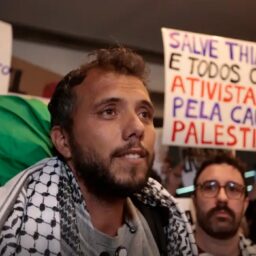 Ativista brasileiro é deportado da Argentina por ordem de Milei