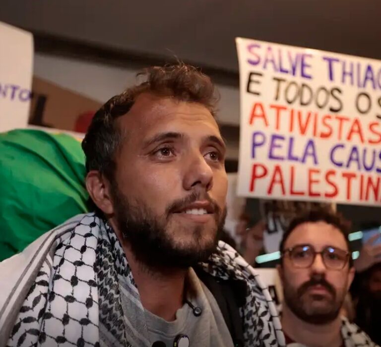 Ativista brasileiro é deportado da Argentina por ordem de Milei
