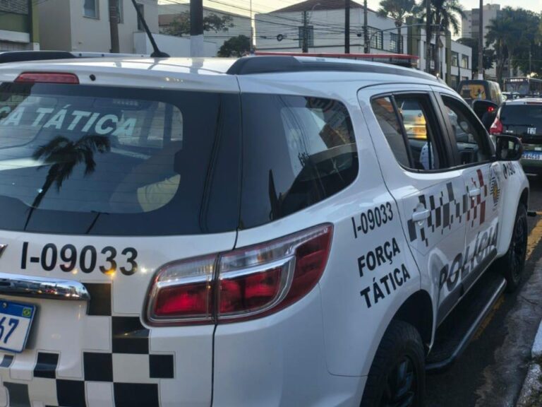 Mulher é presa após recusa de identificação, desacato a PMs e danos em viatura