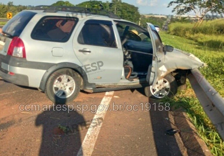 Motorista morre após passar mal ao volante e invadir a contramão na SP-294